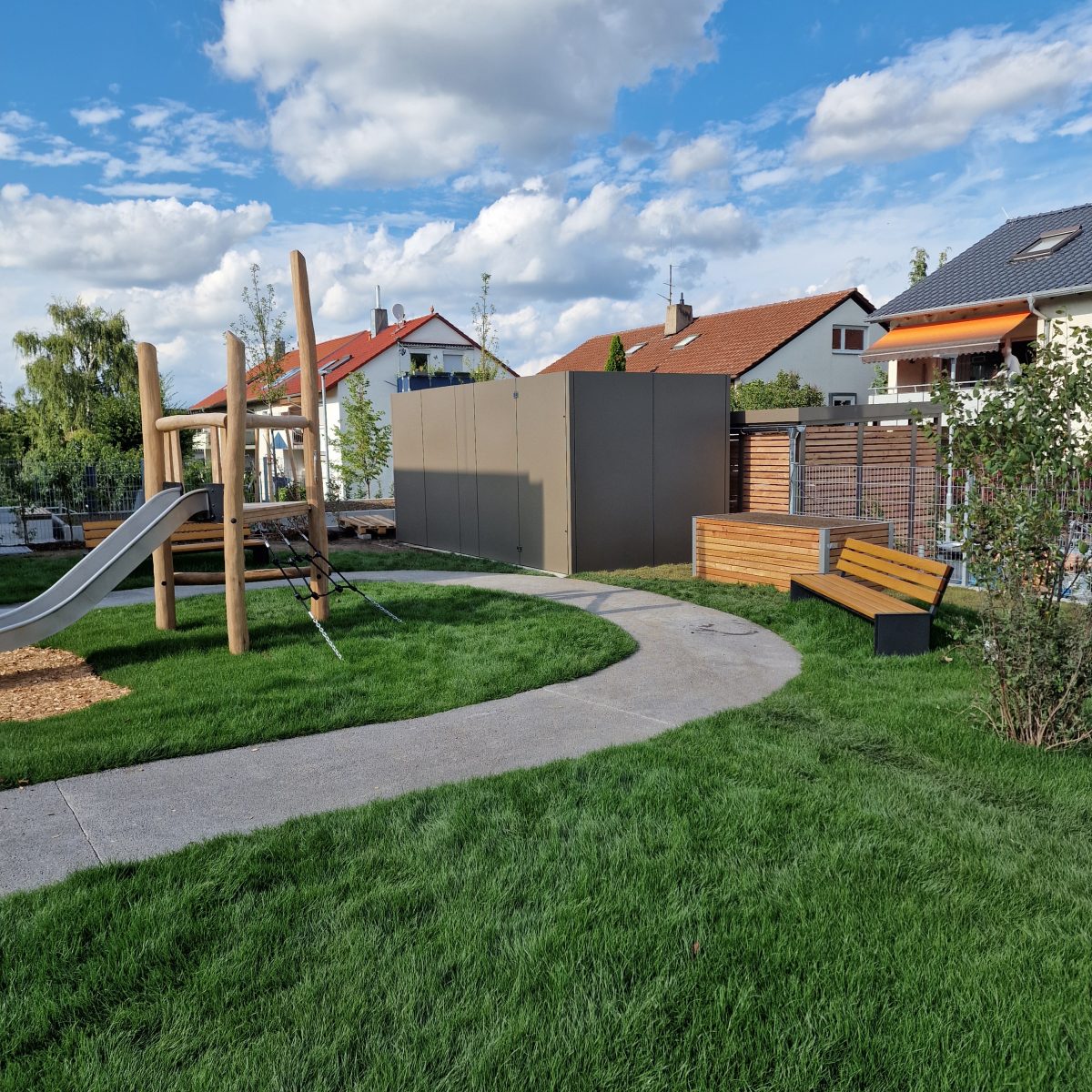 Schallschutzwand zwischen Klettergerüst und Nachbargrundstück