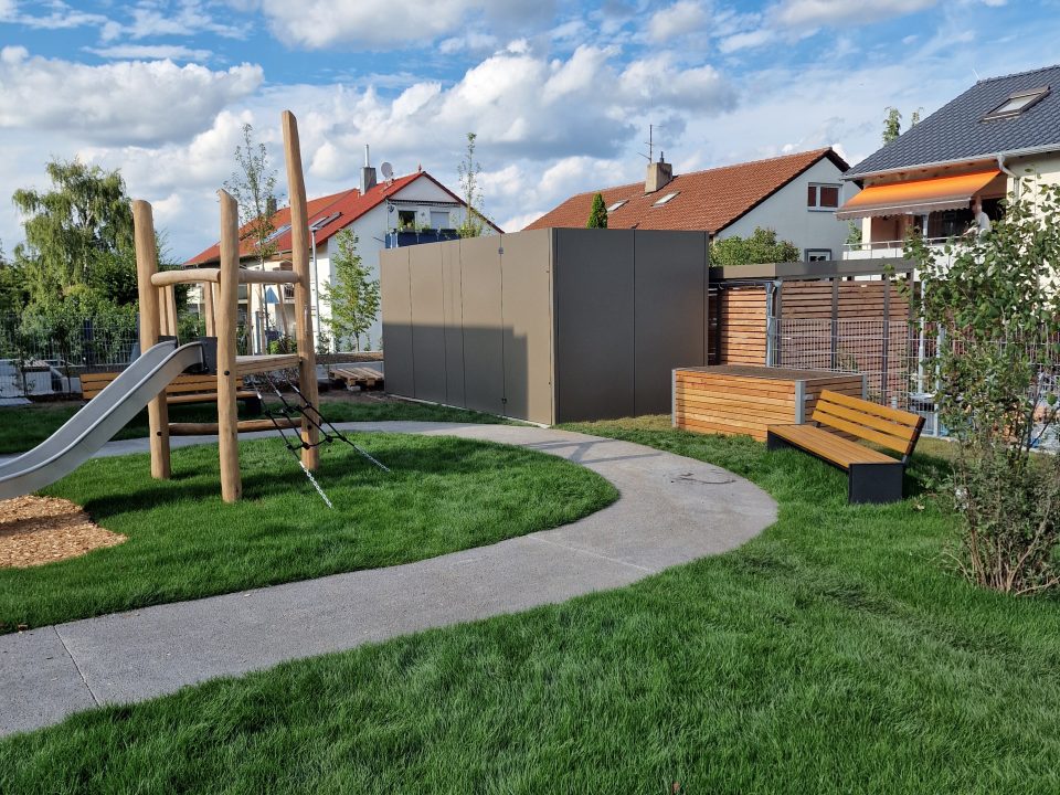 Schallschutzwand zwischen Klettergerüst und Nachbargrundstück