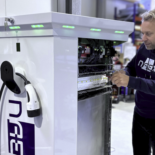 Naext Hexagon mit geöffneter Seitenverkleidung.